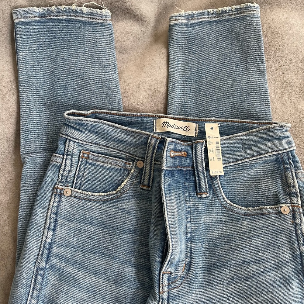 Madewell jeans size 23 with a lot of stretch NWT. These fit me as a 4/6